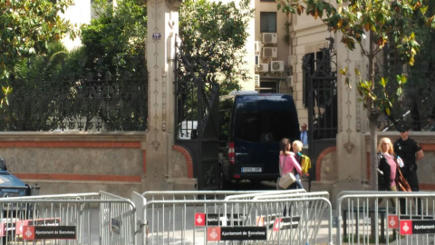 Moment en que set pares i mares guàrdies civils entren a la Delegació del Govern de Catalunya.