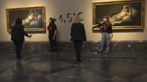 Dos activistas ecológicas se pegan a los marcos de los cuadros de 'Las Majas' de Goya en el Museo del Prado