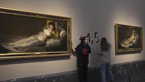 Dos activistas se pegaron a los marcos de 'Las Majas' de Goya en el Museo del Prado, a 5 de noviembre de 2022.