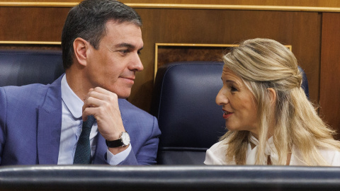 El presidente del Gobierno, Pedro Sánchez y la vicepresidenta segunda y ministra de Trabajo y Economía Social, Yolanda Díaz, durante una sesión de control al Gobierno