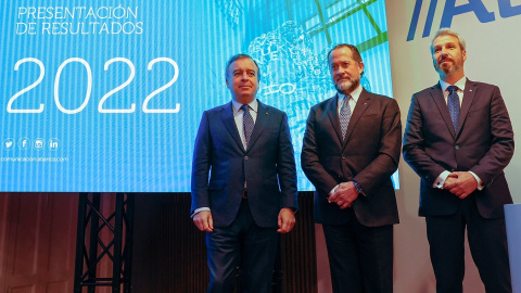 De izquierda a derecha, Francisco Botas, consejero delegado de Abanca, Juan Carlos Escotet Rodríguez, presidente, y Alberto de Francisco, director general Financiero, en la presentación de resultados del banco en 2022.