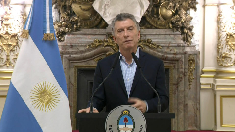 El presidente de Argentina, Mauricio Macri, durante el mensaje en el que ha anunciado que ha iniciado conversaciones con el Fondo Monetario Internacional (FMI) para recibir una "línea de apoyo financiero". EFE