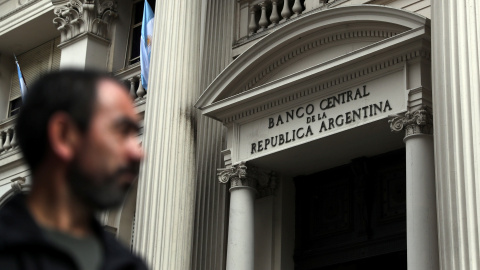 Un homber pasa junto a la sede del Banco Central argentino, en el distrito financiero de Buenos Aires. REUTERS/Marcos Brindicci