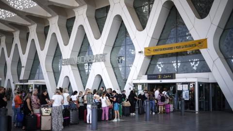 Turistas en el aeropuerto de Marrakech, después del terremoto que azotó Marruecos.