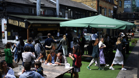 Una imagen de los puestos de comida de Camden Market, el mercado en el popular barrio londinense del mismo nombre. AFP/Daniel Leal