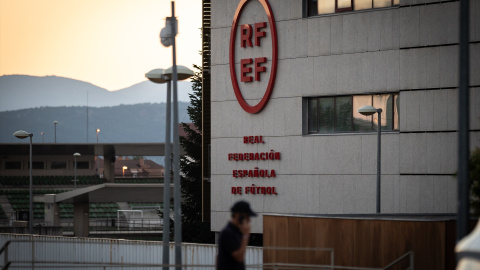 Fachada de la sede de la Real Federación Española de Fútbol (RFEF) en Las Rozas, Madrid.