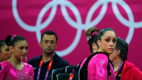 Larry Nassar, en una fotografía de archivo junto a varias integrantes del equipo de gimnasia de EEUU. - REUTERS