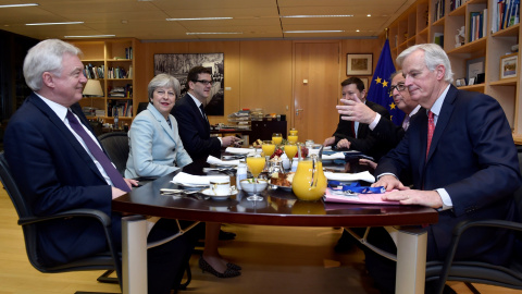 El presidente de la Comisión Europea, Jean-Claude Juncke (2º dcha), y el negociador de la UE para el brexit, Michel Barnier (dcha), con la primera ministra británica, Theresa May (2º izq), y el ministro británico para la Salida de la Unión Europea, 