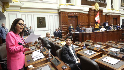 El pleno del Congreso de Perú aprobando la propuesta de reconsiderar la fecha de adelanto de las elecciones generales en el país para este año.