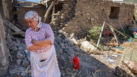 11/9/23 Una mujer se lamenta frente a su vivienda en ruinas en la localidad de Amizmiz, a 50 kilómetros al sur de Marrakech.