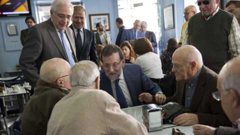 El presidente del Gobierno, Mariano Rajoy, visita en Melilla a un grupo de jubilados antes de las elecciones de 2015. EFE