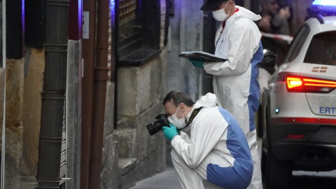 Agentes de la policía científica de la Ertzaintza, en Vitoria.