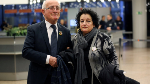 Paco Zapater y su esposa Núria, padres de la víctima española Clara Zapater, a su llegada para asistir a la primera sesión del juicio contra diez presuntos responsables de la tragedia de la "Loveparade" de 2010, la gran fiesta al aire libre en que mur