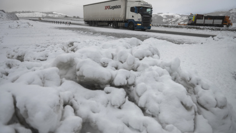 Un camión circula por la autovía de la Meseta A-67, este viernes, que ha permanecido cerrada por causa de la nieve.