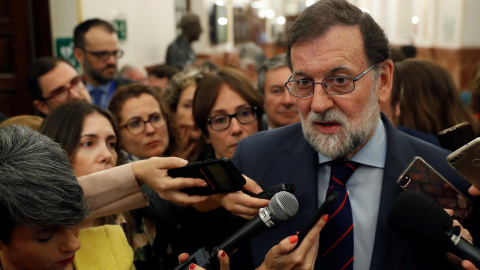 El presidente del Ejecutivo, Mariano Rajoy, conversa con los periodistas tras su intervención en la sesión de control al Gobierno en el Congreso de los Diputados. EFE/Chema Moya