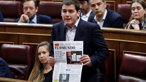 El líder de Cs, Albert Rivera, durante su intervención en la sesión de control al Gobierno en el Congreso de los Diputados, pregunta al presidente del Gobierno, Mariano Rajoy, por qué el Gobierno no ha recurrido aún ante el Tribunal Constitucional el