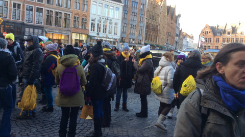 Turistes catalans amb bufandes i complements grocs a Bruges, l'endemà de la gran manifestació independentista de Brussel·les