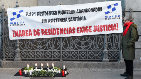 Varias personas se manifiestan junto a marea de Residencias y Verdad y Justicia durante un homenaje-vigilia por las víctimas de la covid-19, a 18 de marzo de 2023, en Madrid (España).