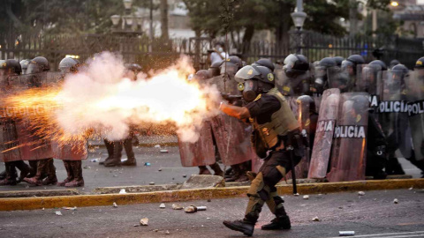 Miembros de la Policía se enfrentan a manifestantes durante una nueva jornada de protestas antigubernamentales.