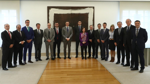 El presidente del Gobierno, Pedro Sánchez y la ministra de Defensa, Margarita Robles, junto a representantes de la industria de defensa, en el Complejo de la Moncloa.