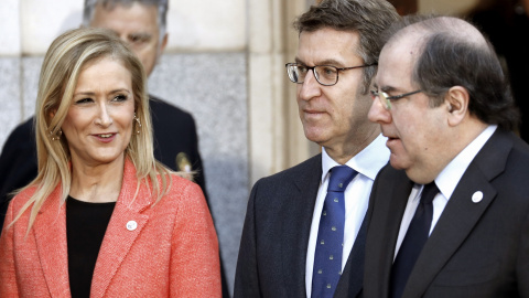 La presidenta de la Comunidad de Madrid, Cristina Cifuentes, con los de Galicia y Castilla y León, Alberto Núñez Feijóo y Juan Vicente Herrera, en la última Conferencia de Presidentes de las CCAA en el Senado. EFE