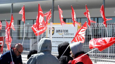 Trabajadores de Amazon frente a la sede de la empresa en San Fernando de Henares en la primera huelga contra la compañía en España, el 21 de marzo de 2018.- EFE