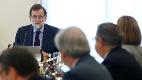 Reunió extraordinària del Consell de Ministres d'aquest dimecres en què s'ha aprovat recórrer davant el TC la reforma de la llei catalana de Presidència. Pool Moncloa / Diego Crespo.