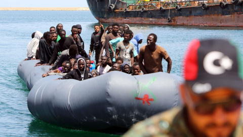 Un grupo de personas migrantes rescatados por la Guardia Costera libia en el Mediterráneo llega al puerto de Trípoli, el pasado 6 mayo.- Mahmud Turkia/AFP/Getty Images