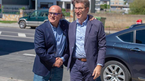 9/6/23 El presidente del PP, Alberto Núñez Feijóo, y el del PP de Ourense, Manuel Baltar, junto a un coche oficial en una imagen de archivo.