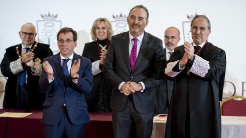 El alcalde el alcalde de Madrid, José Luis Martínez-Almeida (i) y el magistrado Manuel Marchena (c) asisten al acto de entrega de diplomas a los 400 profesionales del Ilustre Colegio de la Abogacía de Madrid (ICAM), en el Palacio de Cibeles, a 7 de nov