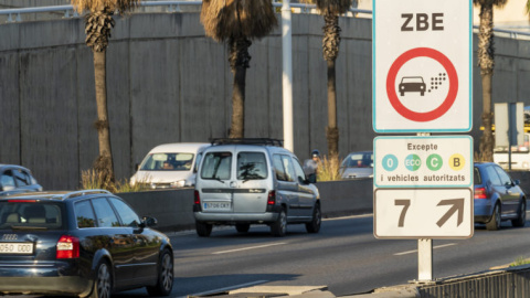 Un cartel que indica la Zona de Bajas Emisiones en el área de Barcelona.