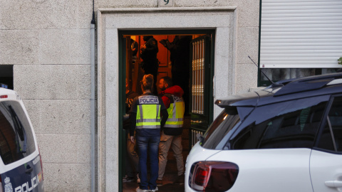 19-3-24 - Agentes de la Policía Nacional inspeccionan el lugar donde ha sido asesinada una mujer supuestamente a manos de su pareja, este martes en Ribeira, A Coruña.