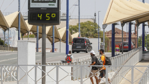 Un termómetro marca 45 grados en plena ola de calor en Sevilla este domingo.