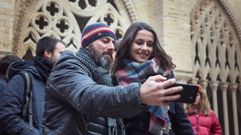 La candidata de Ciudadanos (Cs) a la Presidencia de la Generalitat, Inés Arrimadas, se fotografía junto a un simpatizante durante el acto de campaña  en la Seu Vella de Lleida. EFE/ Enric Fontcuberta