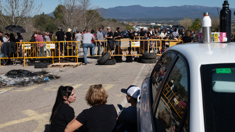 Funcionarios de prisiones se concentran en el corte del acceso a la cárcel de Puig de les Basses, en Figueres, Girona, Catalunya.