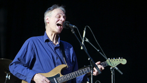 Fotografía de archivo fechada el 31 de mayo de 2014 del guitarrista y compositor Tom Verlaine, del grupo estadounidense "Television", durante un concierto en el festival Primavera Sound en el Parque del Fórum, en Barcelona