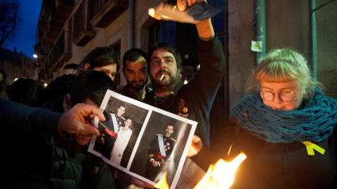 Un momento de la convocatoria de La plataforma independentista Alerta Solidaria en la que se han quemado fotos del Rey celebrando la sentencia del TEDH, esta tarde en Girona. EFE/Robin Townsend