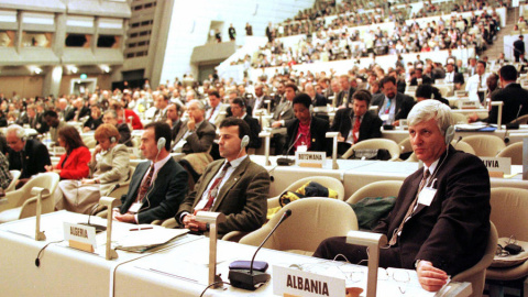 Vista de las delegaciones asistentes en Kioto (Japón) a la cumbre de la ONU sobre el cambio climático, en diciembre de 1997. AFP