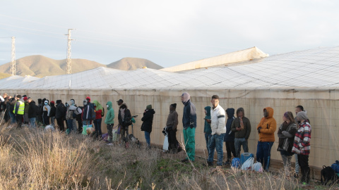 Los chabolistas abandonan el lugar a 30 de enero de 2023 en Níjar (Almería, Andalucía, España).