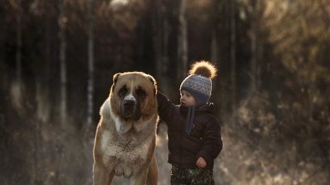 Imagen de un niño con su mascota. EUROPA PRESS