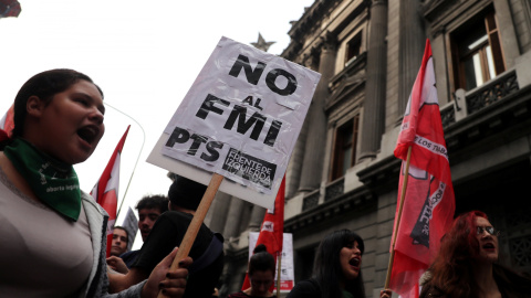 Pancartas contra el FMI en una manifestación contra el nuevo acuerdo con el organismo internacional, en el exterior del Congreso argentino, en Buenos Aires. REUTERS/Marcos Brindicci