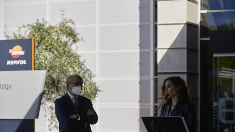 La presidenta de la Comunidad de Madrid, Isabel Díaz Ayuso, junto al presidente de Repsol, Antonio Brufau, en un acto de 2021.