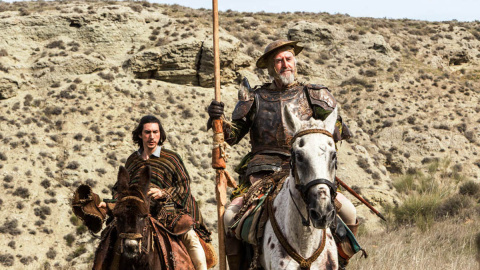 Fotograma de la película 'El hombre que mató a don Quijote' con Jonathan Pryce y Adam Drive.