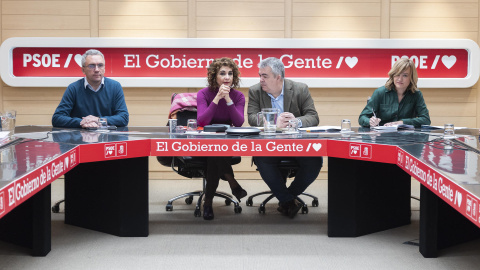 La ministra de Hacienda, María Jesús Montero (c), conversa con Santos Cerdán, vicecoordinador general de Organización, ante la portavoz del Comité Electoral, Pilar Alegría (d) durante la reunión de los miembros del Comité Electoral este lunes en l