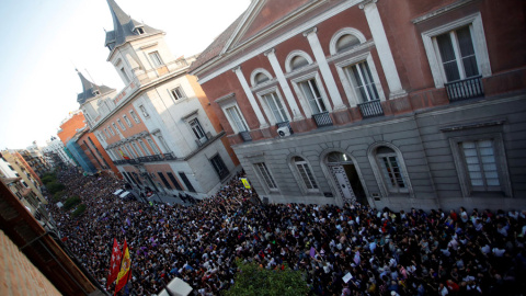 Miles de personas asisten a la concentración convocada por colectivos feministas esta tarde frente al Ministerio de Justicia, en Madrid, para expresar su apoyo y solidaridad a la víctima de los miembros de La Manada, después de conocerse la sentencia q