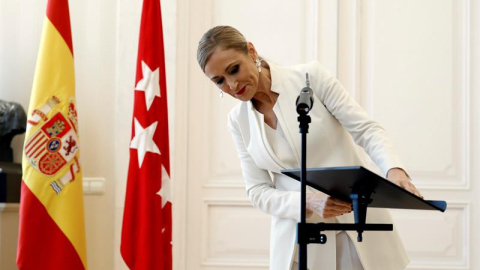 Cristina Cifuentes durante la rueda de prensa en la que ha anunciado su dimisión como presidenta de la Comunidad de Madrid. - EFE