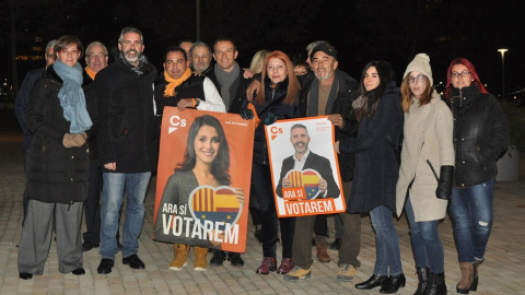 El cap de llista de C's per Lleida, Jorge Soler (segon per l'esquerra) amb el seu equip en l'acte d'inici de campanya ./C's