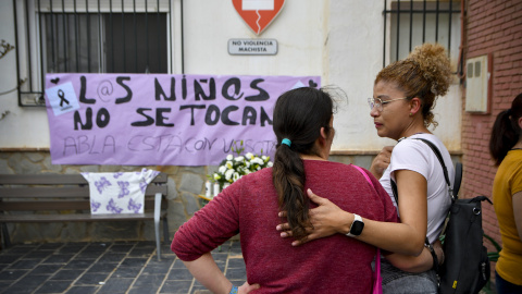 20/3/24 - Vecinas de Abla (Almería) colocan flores en la puerta del colegio donde estudiaba una de las niñas presuntamente asesinadas por envenenamiento por su padre y donde se ha decretado tres días de luto oficial.