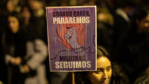 20/3/24 - Una mujer sostiene un cartel durante la manifestación convocada por la Comisión 8M por el Día Internacional de la Mujer, a 8 de marzo de 2024, en Madrid (España).