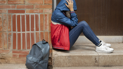 Una joven apoyada en unos escalones (Archivo)